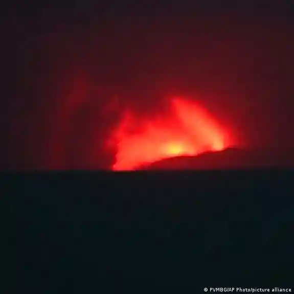 Volcán Krakatoa hace erupción en Indonesia