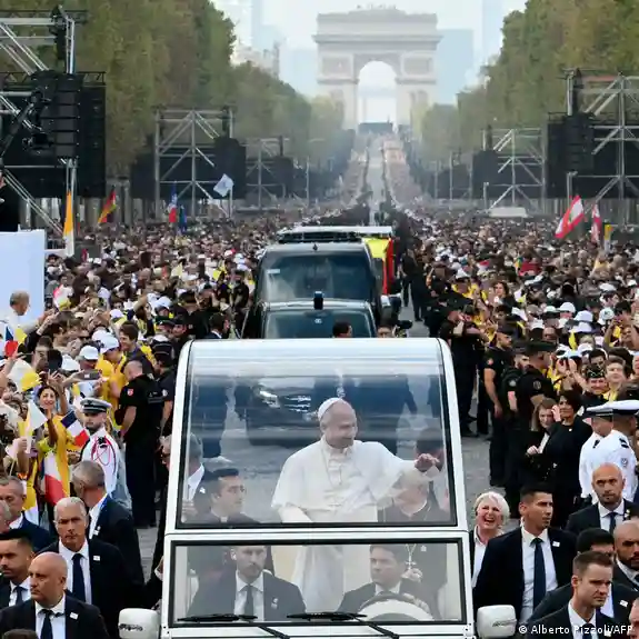 Cientos de miles de personas acuden a misa del papa en París
