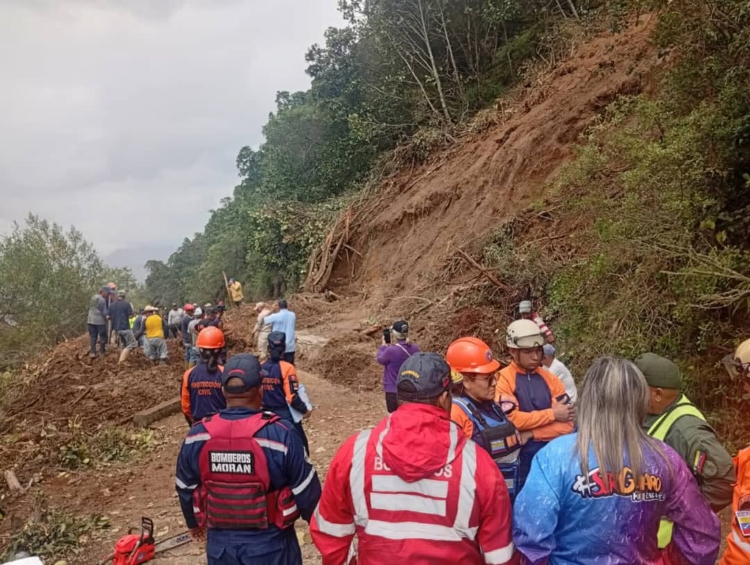 Deslizamientos en Lara dejan decenas de turistas atrapados en la Cascada del Vino 
