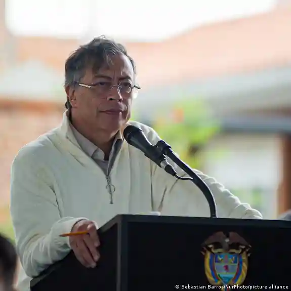 Petro niega estar siendo investigado por nexo con narcotraficantes 