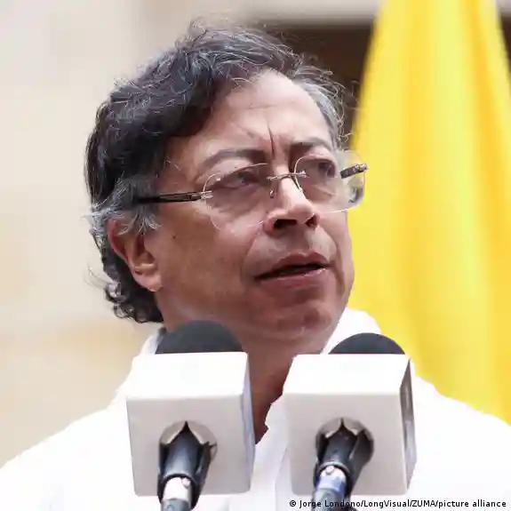 Petro pide a su embajadora en Ecuador regresar de inmediato 