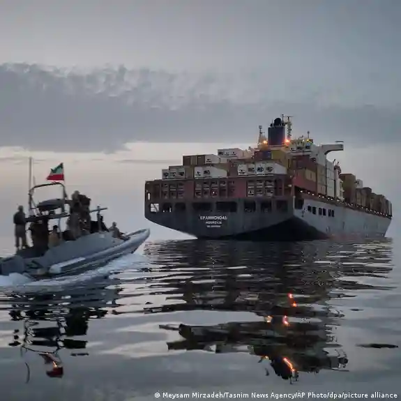 Trump dijo que Irán le informó que quieren abrir Ormuz 