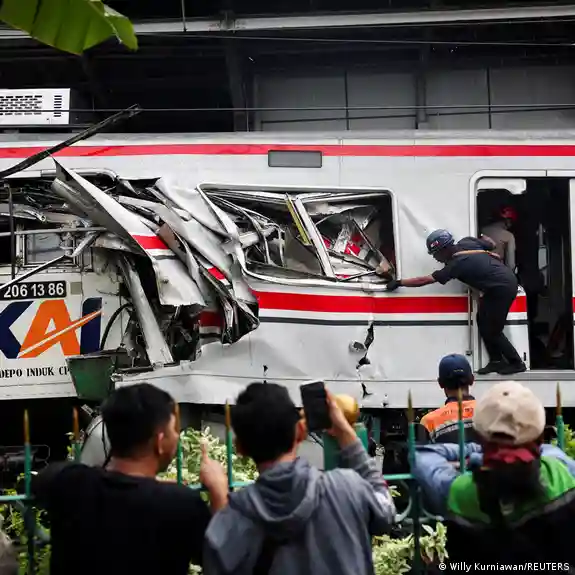 Al menos 14 muertos en colisión de trenes en Indonesia