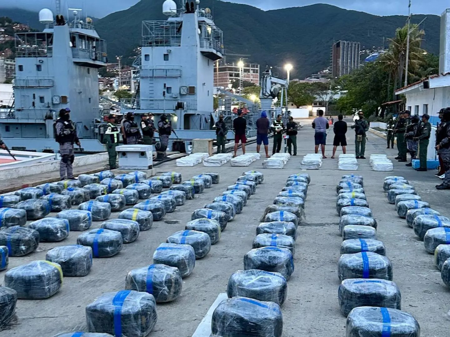 Autoridades venezolanas y francesas interceptaron barco con 2,9 toneladas de drogas en el mar Caribe