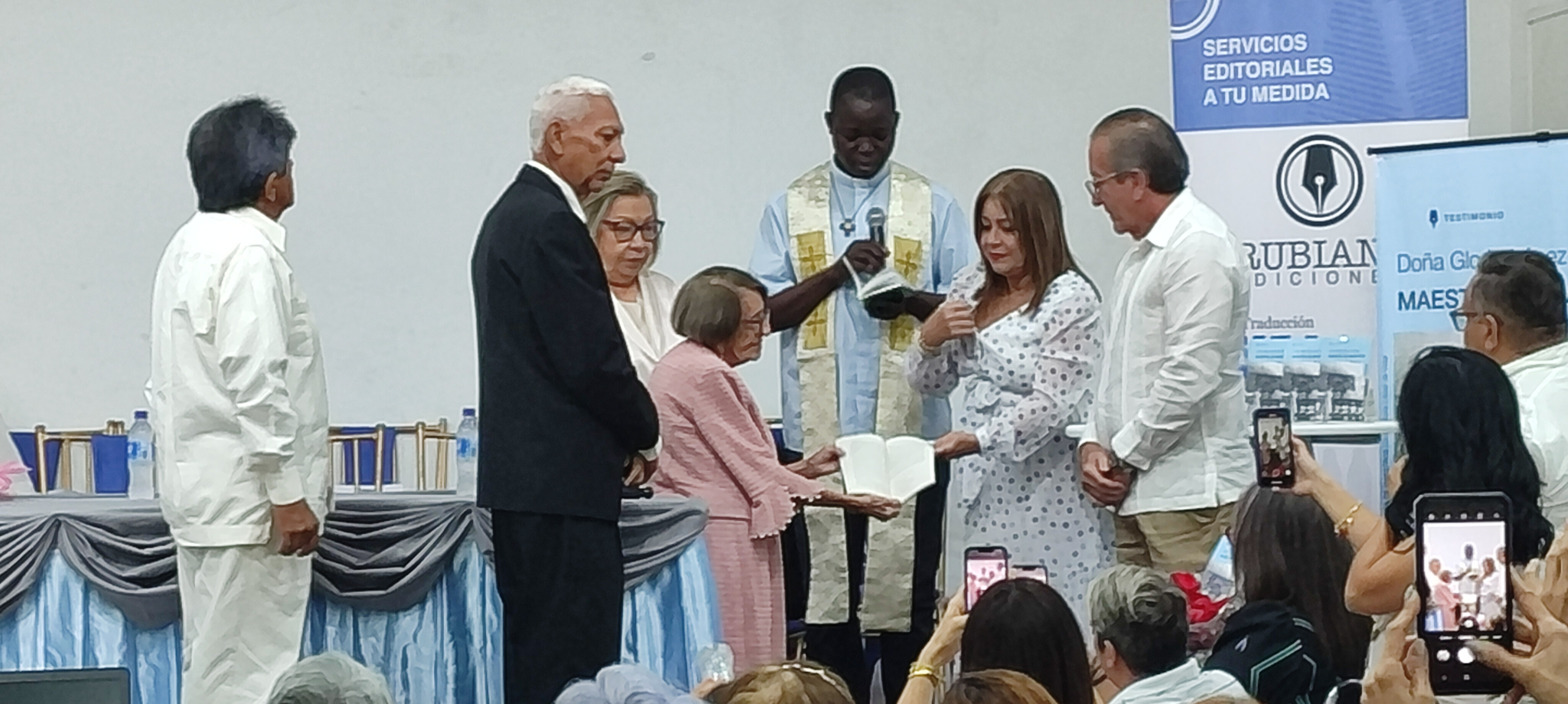 Bautizaron el libro Maestra de Maestros de Doña Gloria López de Vidal 