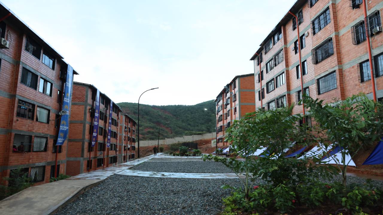 Entregan financiamientos a condominios y más de 600 viviendas rehabilitadas para afectados por los terremotos