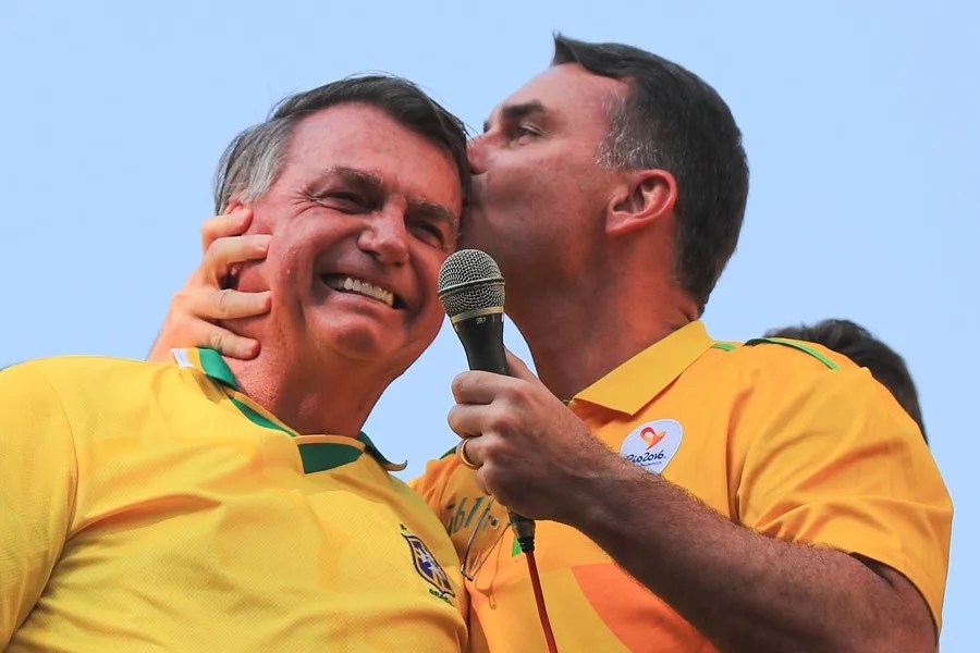 Fiscalía de Brasil avala que Flavio Bolsonaro visite a su padre en prisión domiciliaria