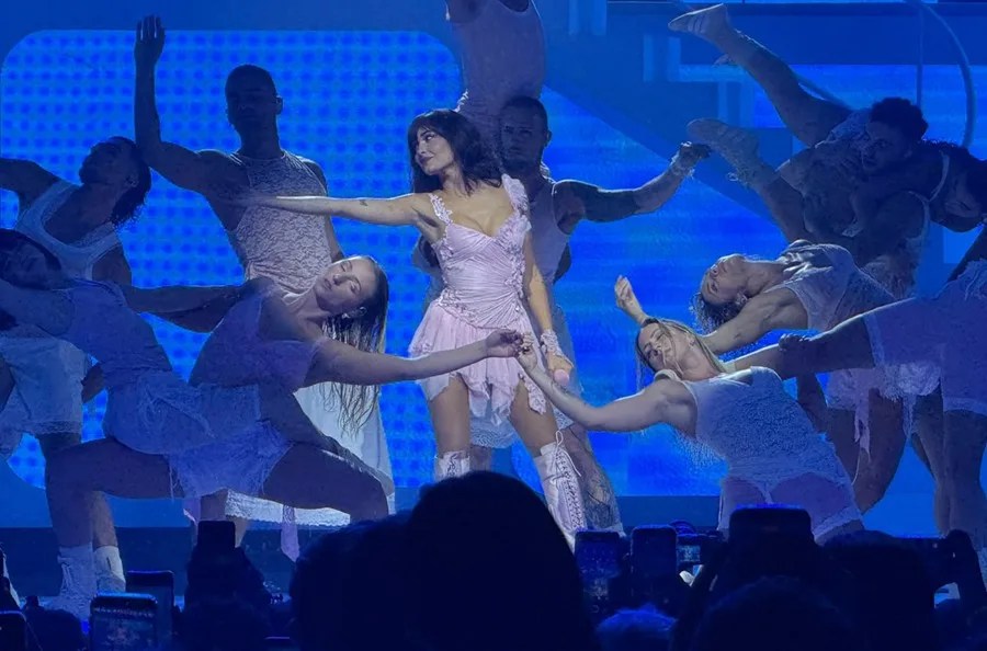 Aitana inicia en Bogotá su gira latinoamericana, al actuar con fiebre y dolor de estómago