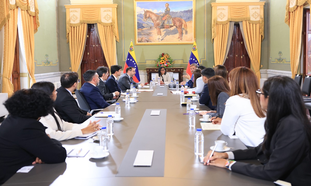 Presidenta (E) realizó reunión preparatoria con delegación diplomática que viaja a Washington